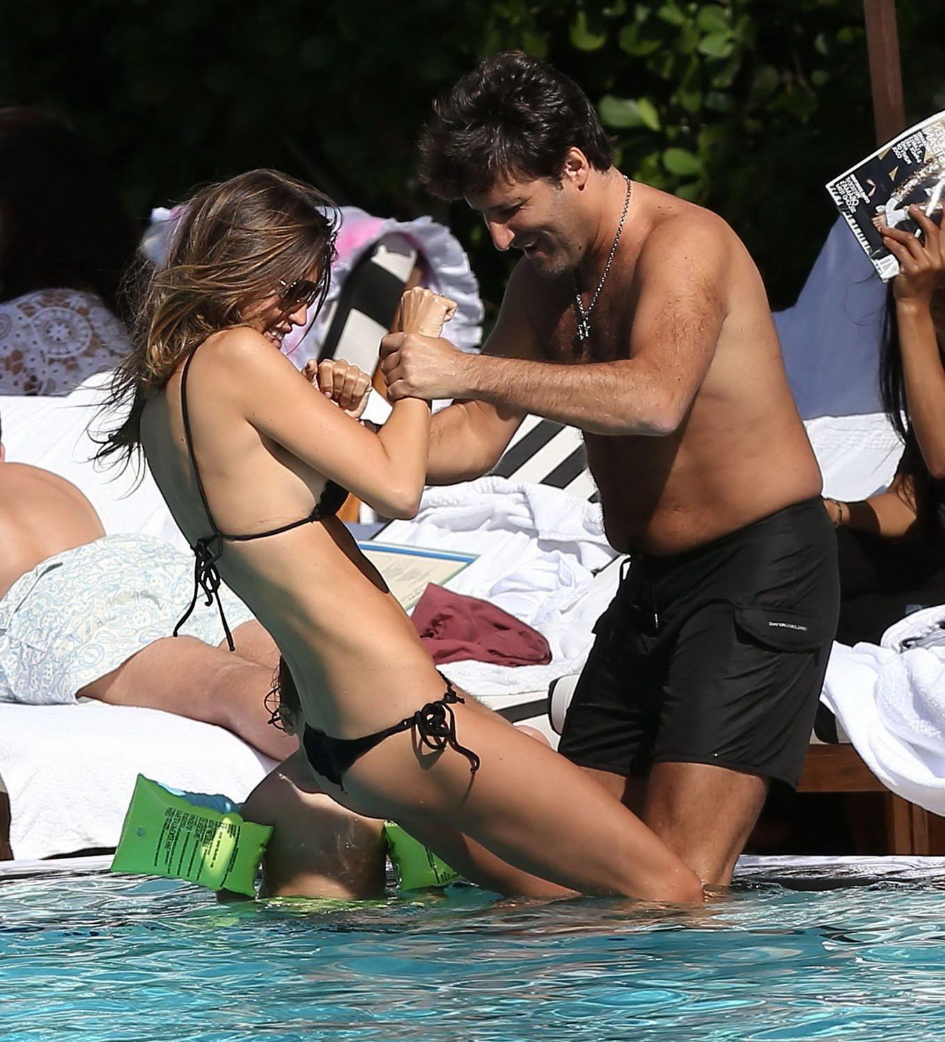 10P Claudia Galanti pussy lip slip while humping her hubby on a beach in Miami