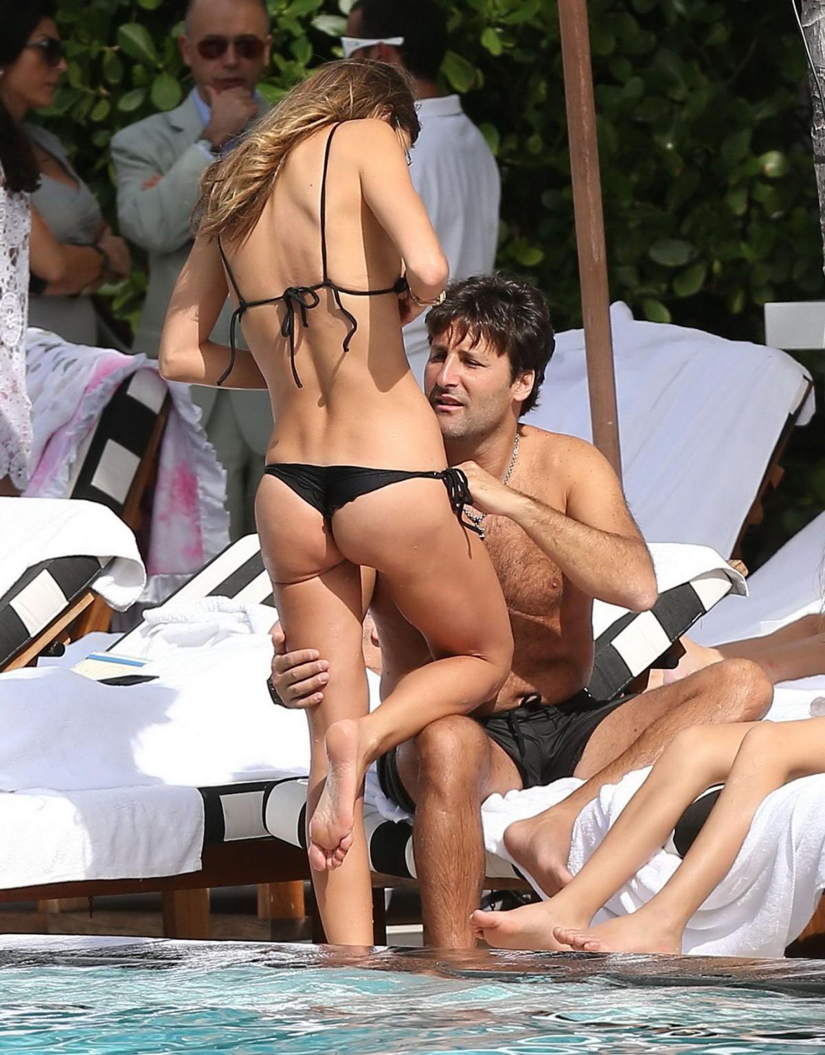 10P Claudia Galanti pussy lip slip while humping her hubby on a beach in Miami