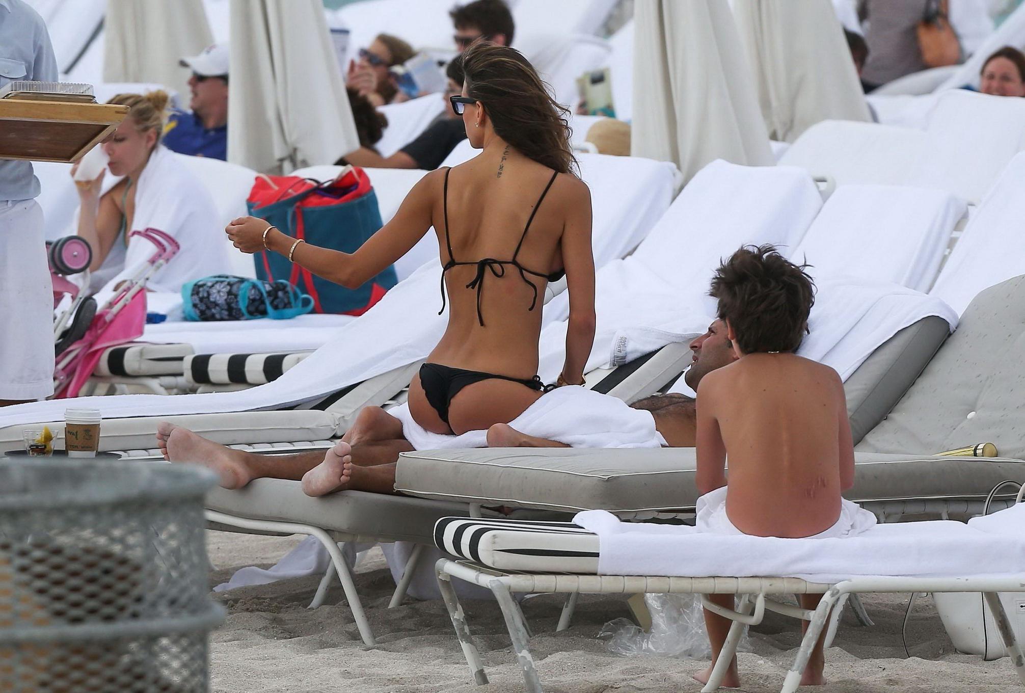 10P Claudia Galanti pussy lip slip while humping her hubby on a beach in Miami