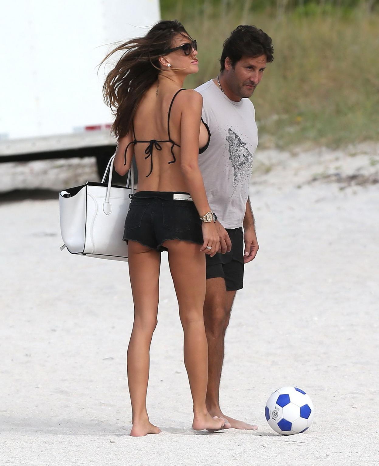 10P Claudia Galanti pussy lip slip while humping her hubby on a beach in Miami
