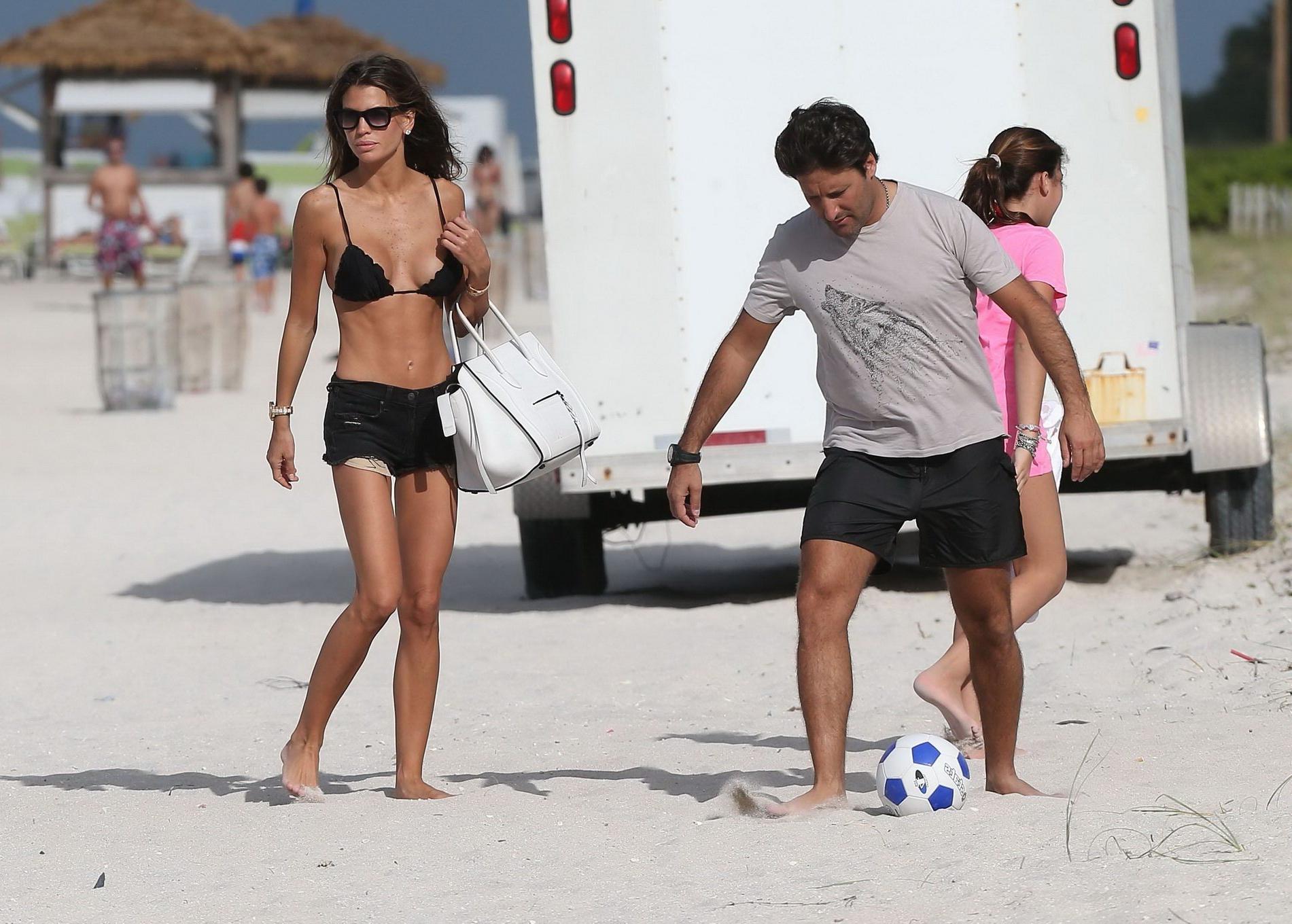 10P Claudia Galanti pussy lip slip while humping her hubby on a beach in Miami