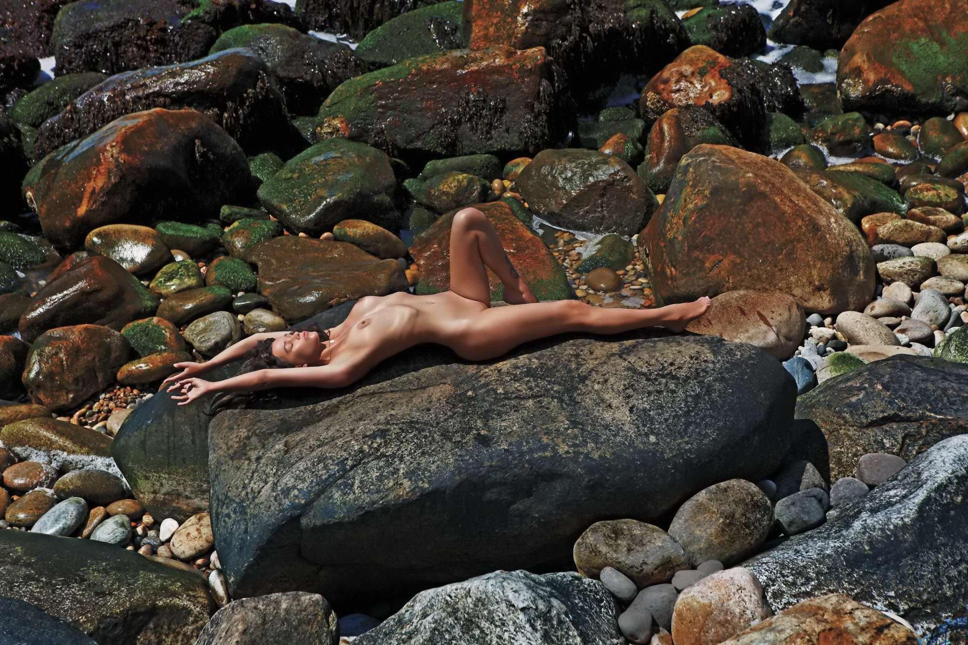 10P Paz De La Huerta showing off her boobs  shaved pussy in very hot photoshoot