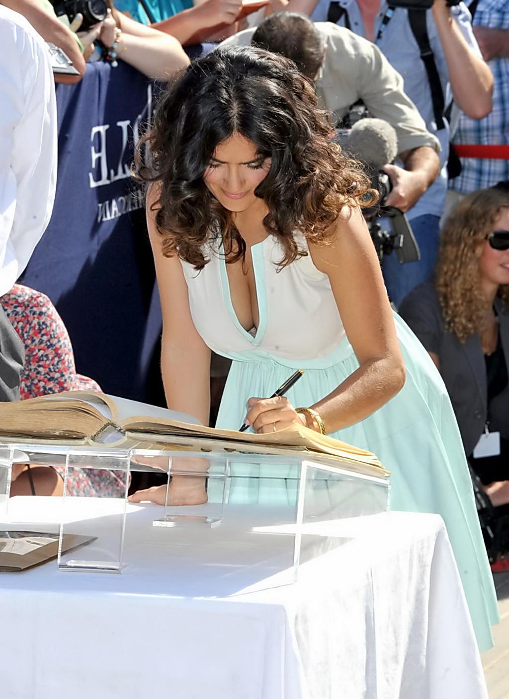 10P Salma Hayek cleavy flashing huge boobs in a short light dress at Deauville Ameri