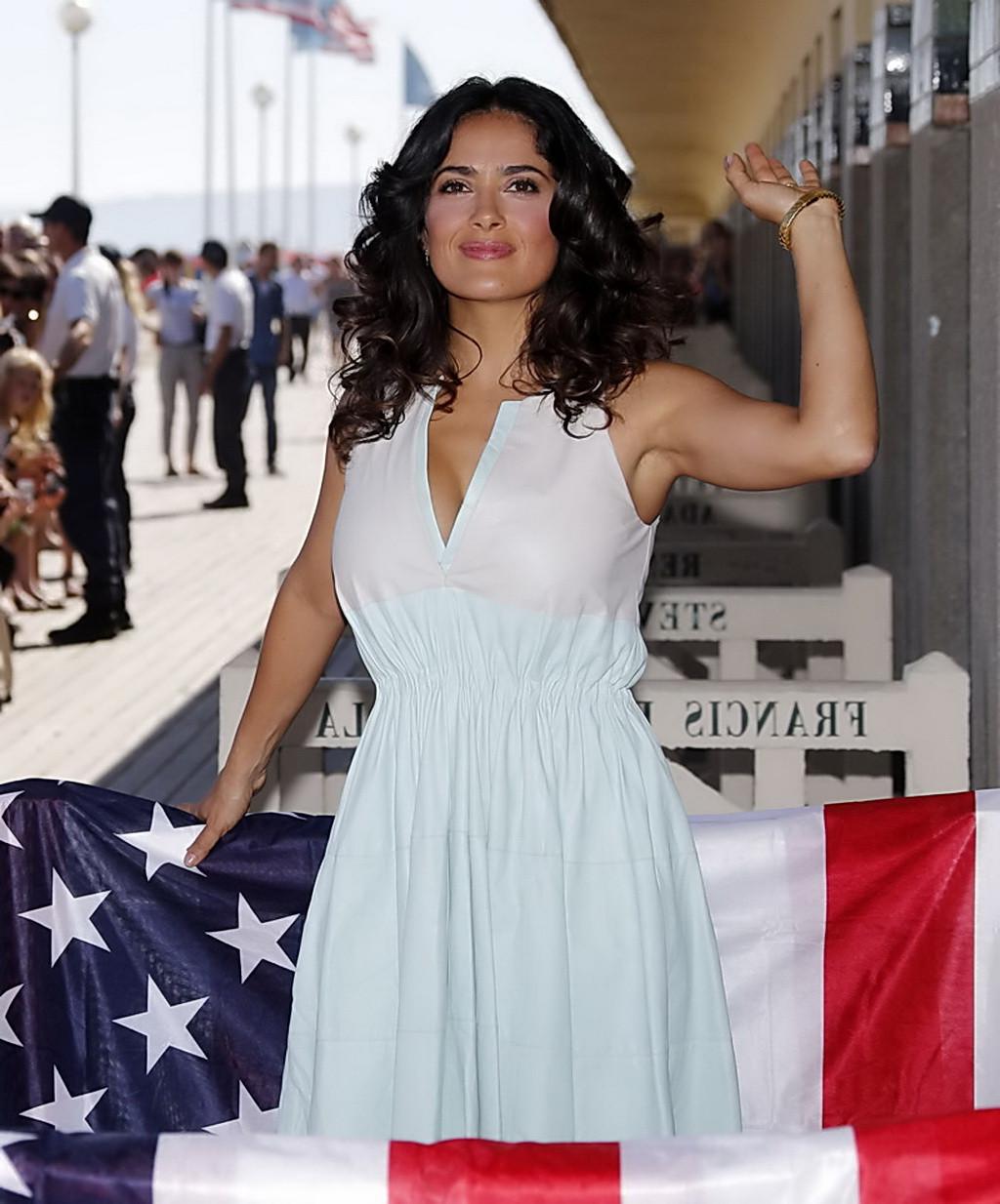 10P Salma Hayek cleavy flashing huge boobs in a short light dress at Deauville Ameri