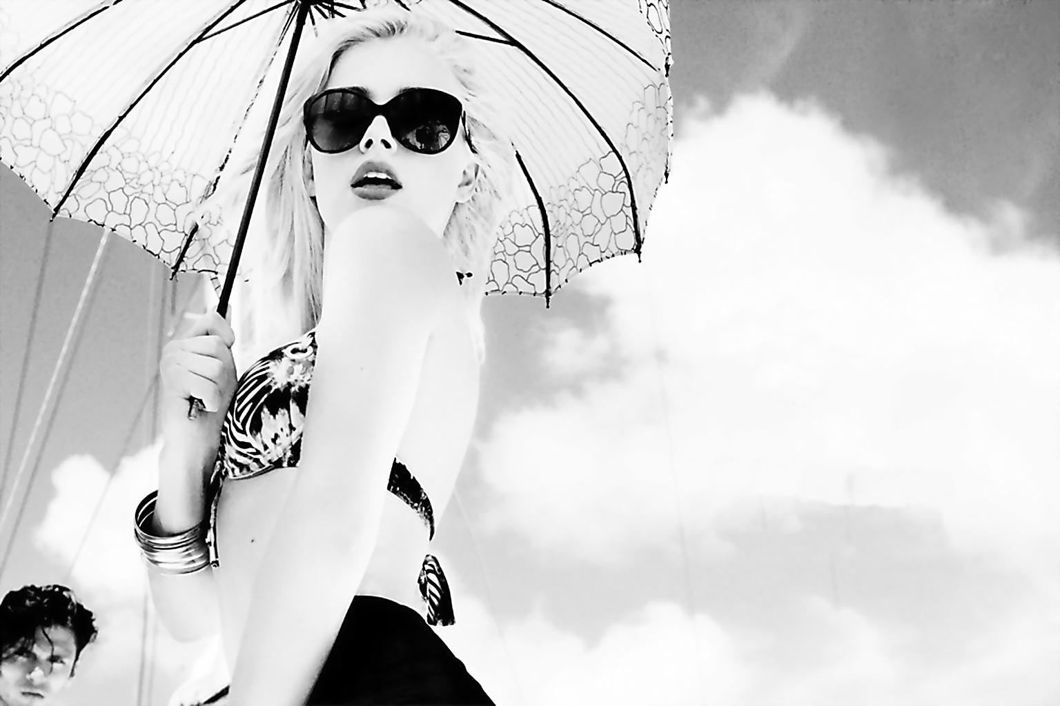 10P Amber Heard showing off her curves wearing bikini and skimpy outfit at Guess Sum