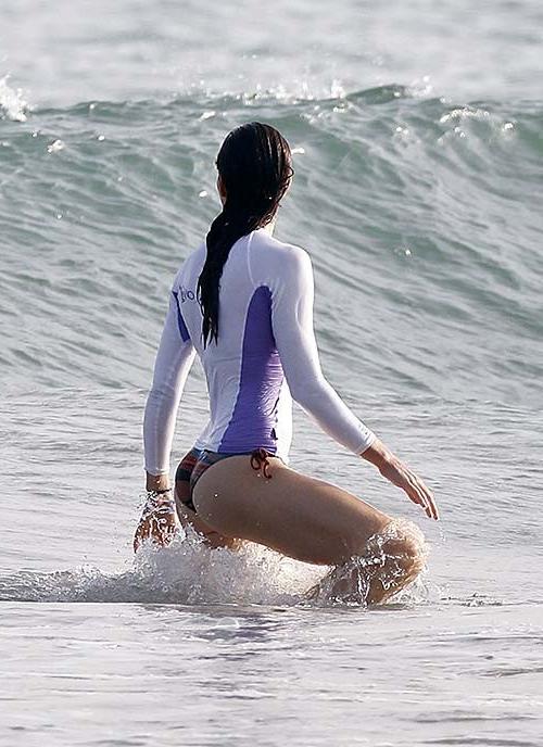 9P Jessica Biel caught in sexy bikini while showing the best ass on the world