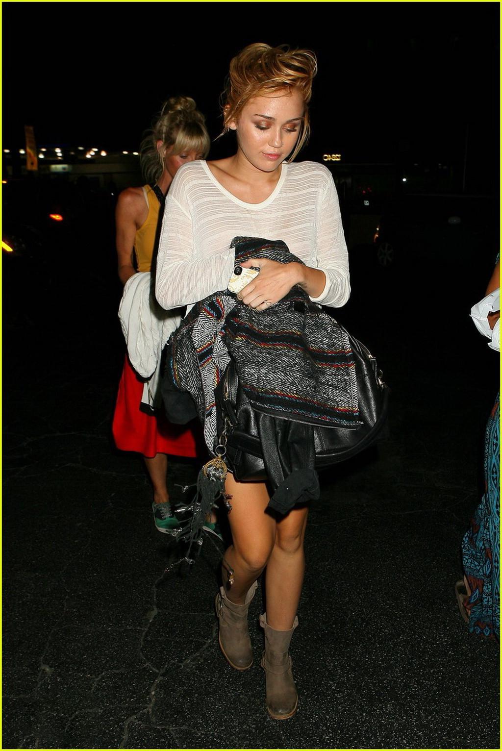 10P Miley Cyrus braless showing pokies at the photoshoot in Malibu