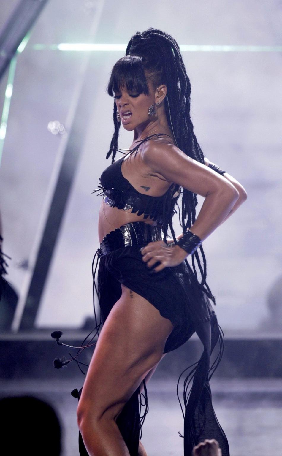 9P Rihanna looking hot in skmpy black outfit at the 'American Idol' session 11 Gran