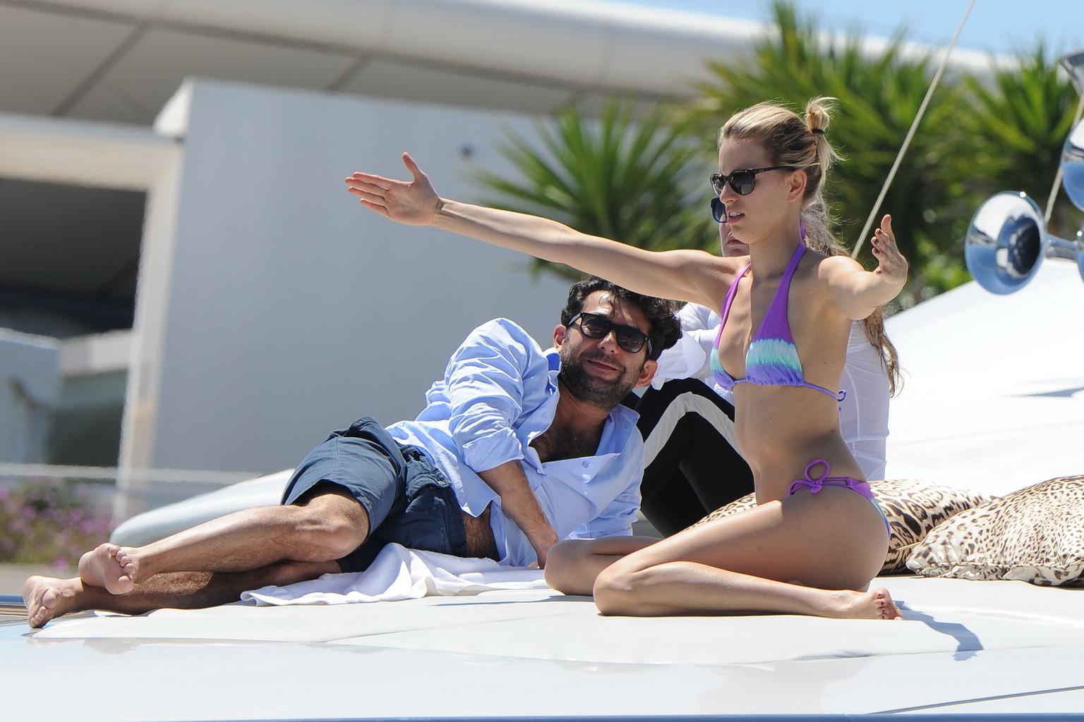 10P Karolina Kurkova showing off her hot bikini body caught by paparazzi while tanni