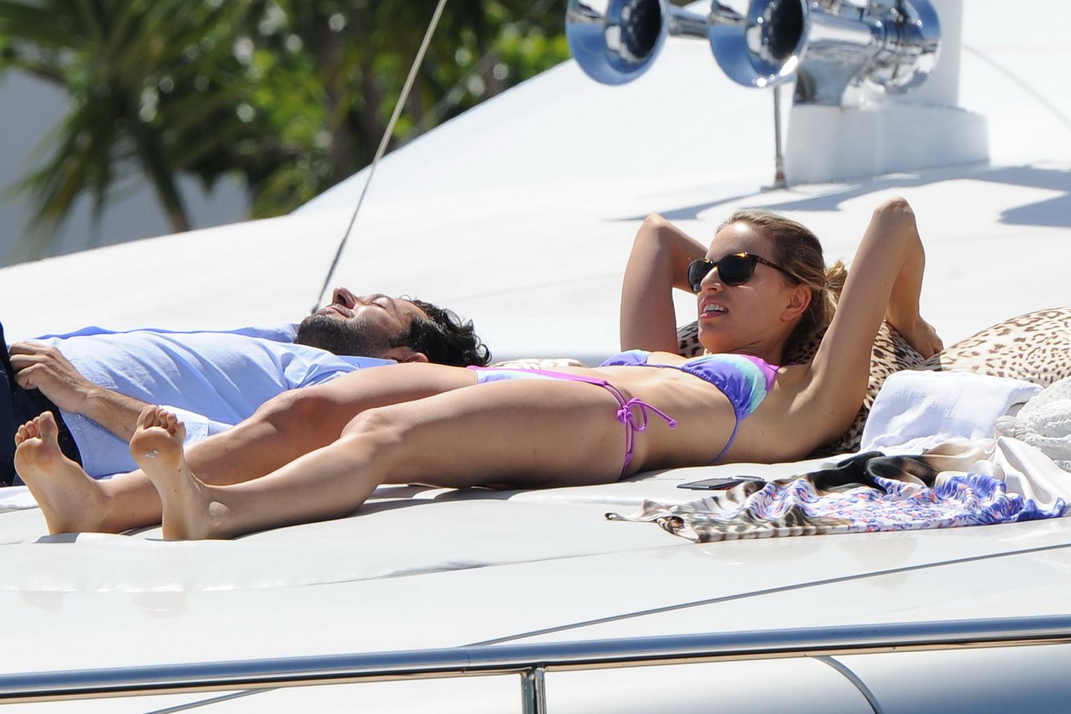 10P Karolina Kurkova showing off her hot bikini body caught by paparazzi while tanni