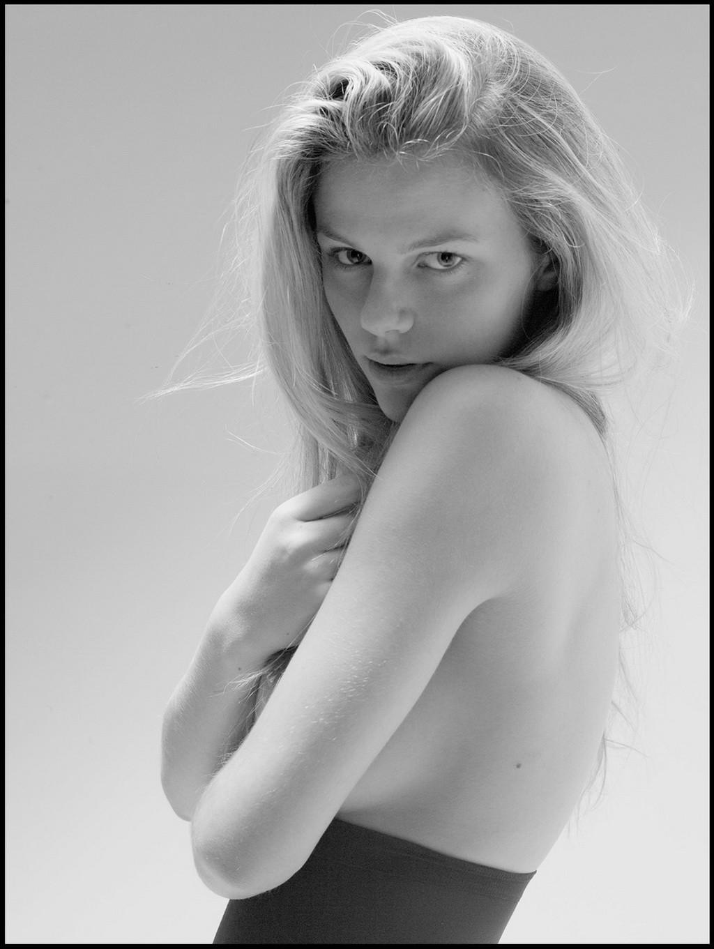 10P Brooklyn Decker showing her big boobs in topless at Mark Squires photoshoot