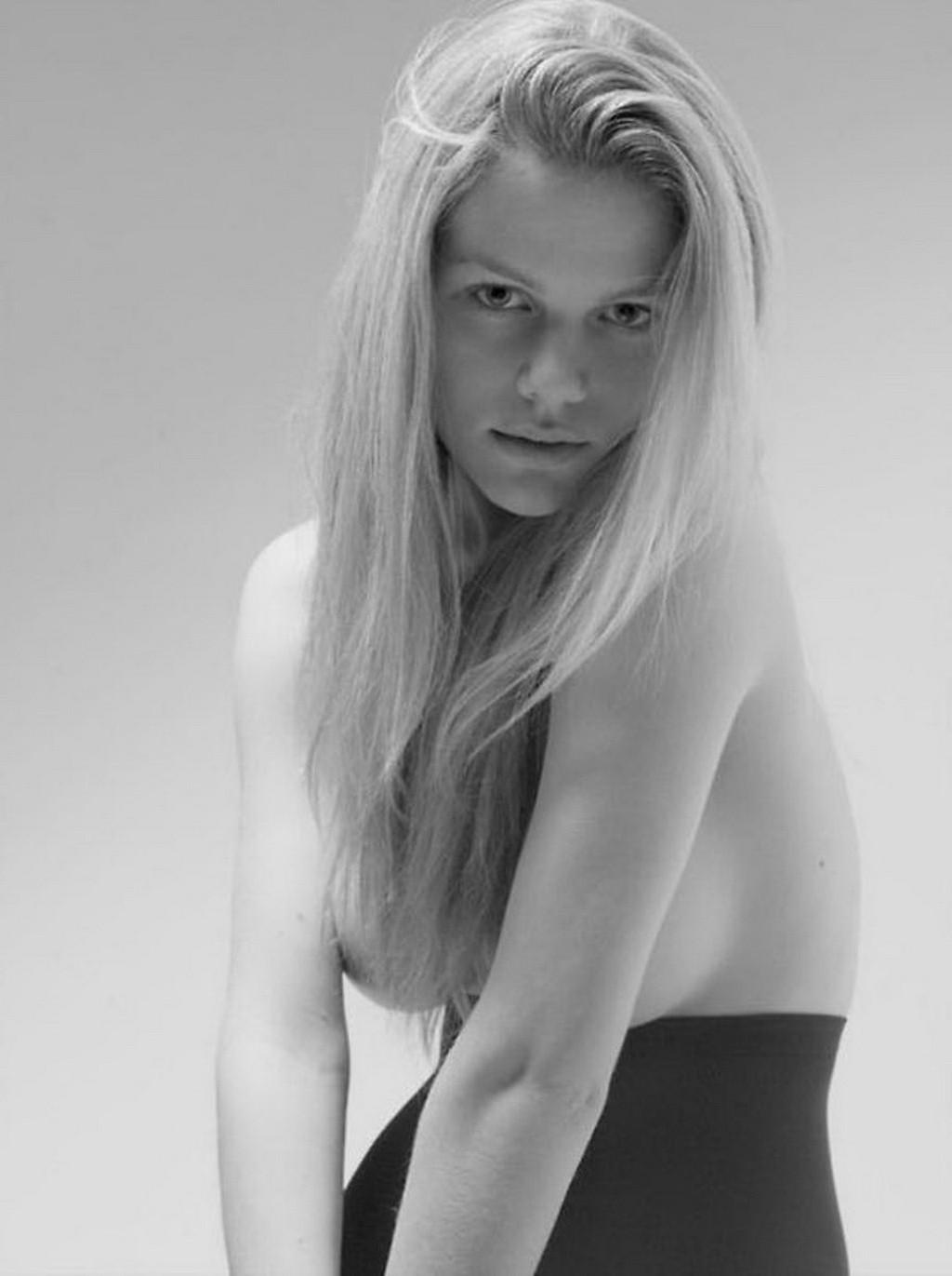 10P Brooklyn Decker showing her big boobs in topless at Mark Squires photoshoot