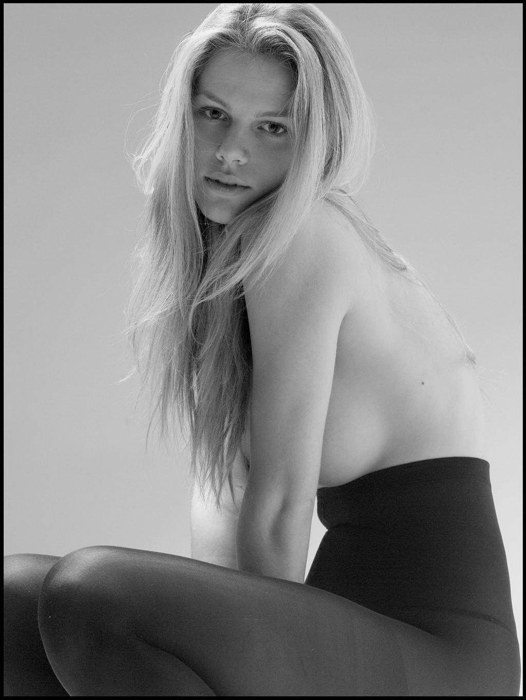10P Brooklyn Decker showing her big boobs in topless at Mark Squires photoshoot