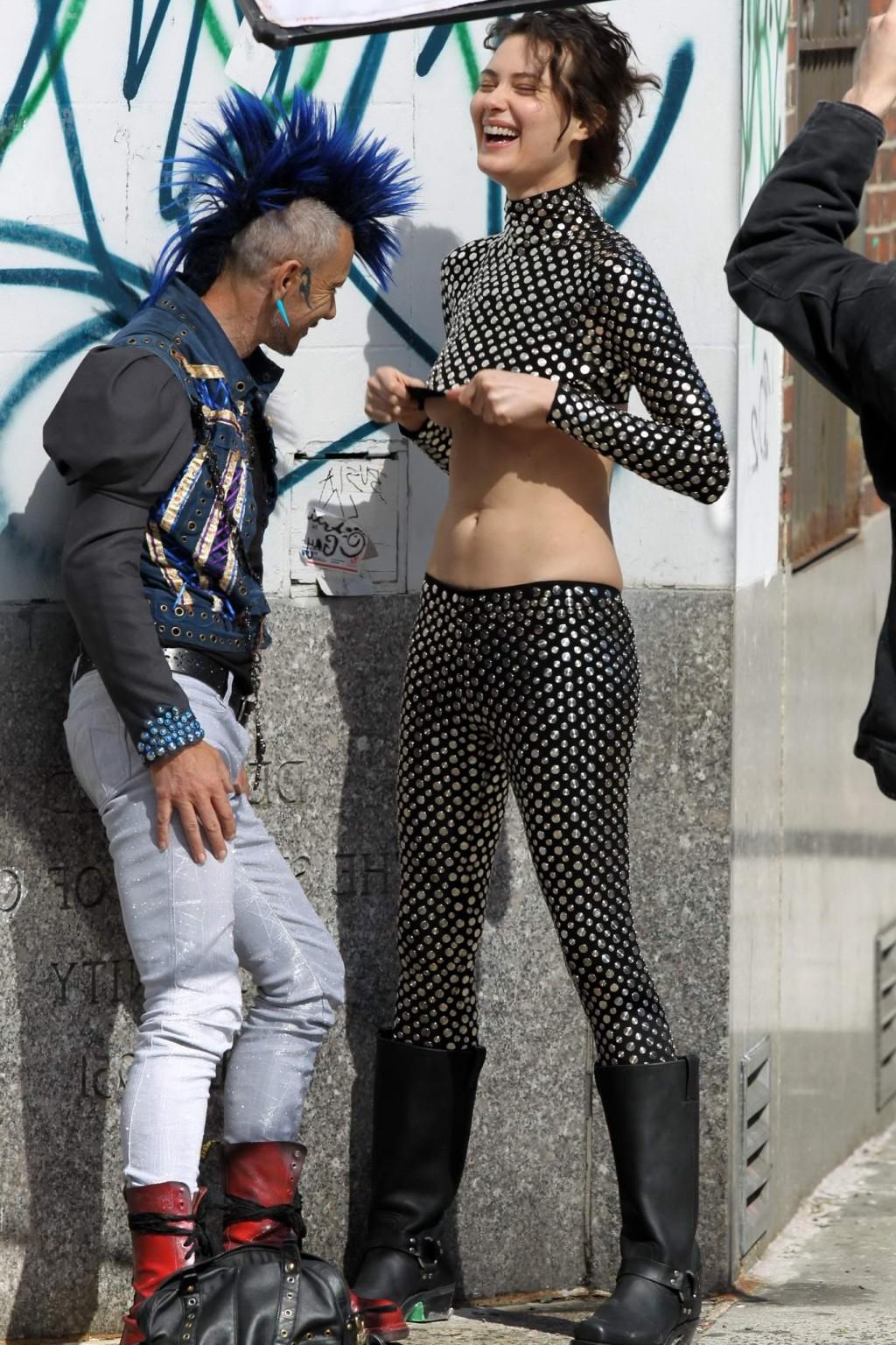 16P Shalom Harlow showing off her boobs to a punker at the photoshoot in Manhattan