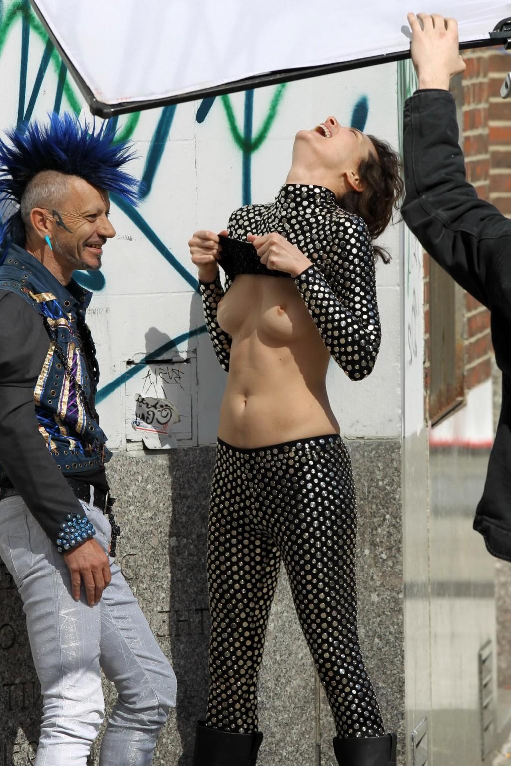 16P Shalom Harlow showing off her boobs to a punker at the photoshoot in Manhattan