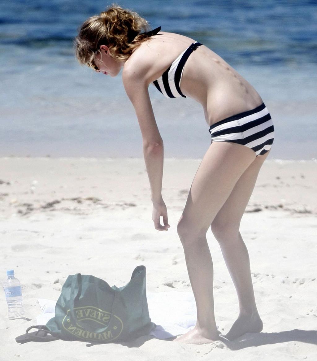 16P Taylor Swift caught wearing bikini on a beach in Perth