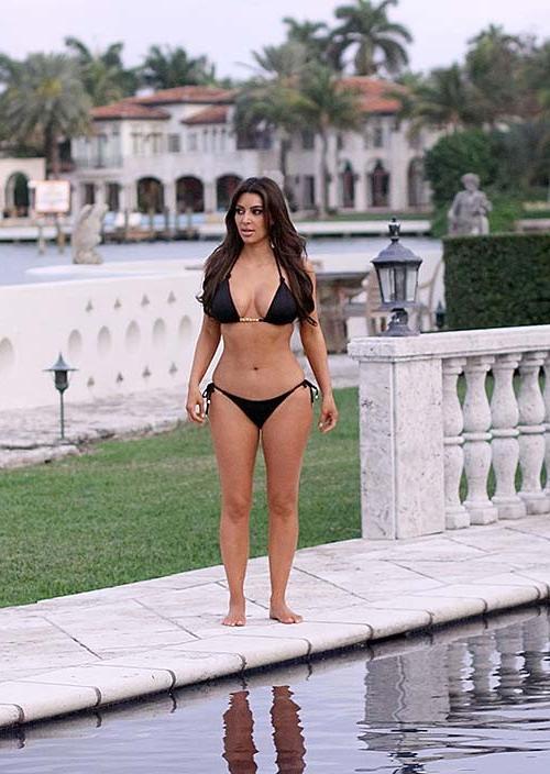 16P Kim Kardashian caught by paparazzi on pool in sexy bikini