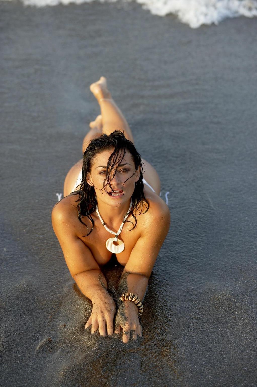 16P Natalie Robb topless trying to hide her boobs in Benetton bikini photoshoot