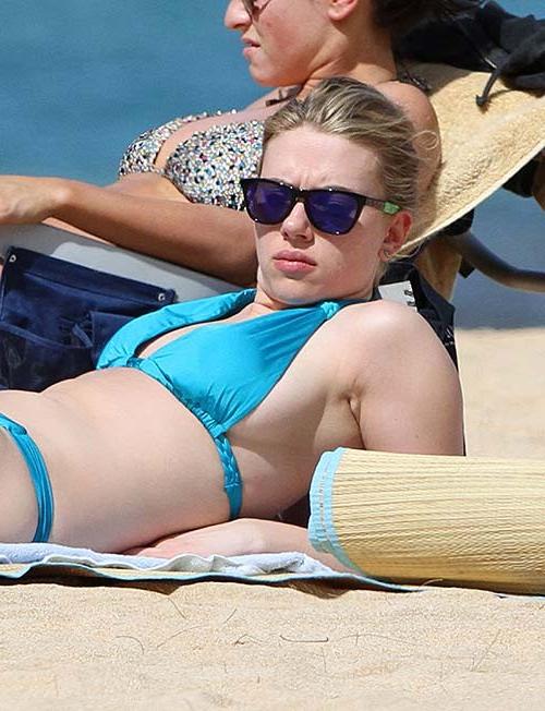 16P Scarlett Johansson caught by paparazzi in blue bikini on beach