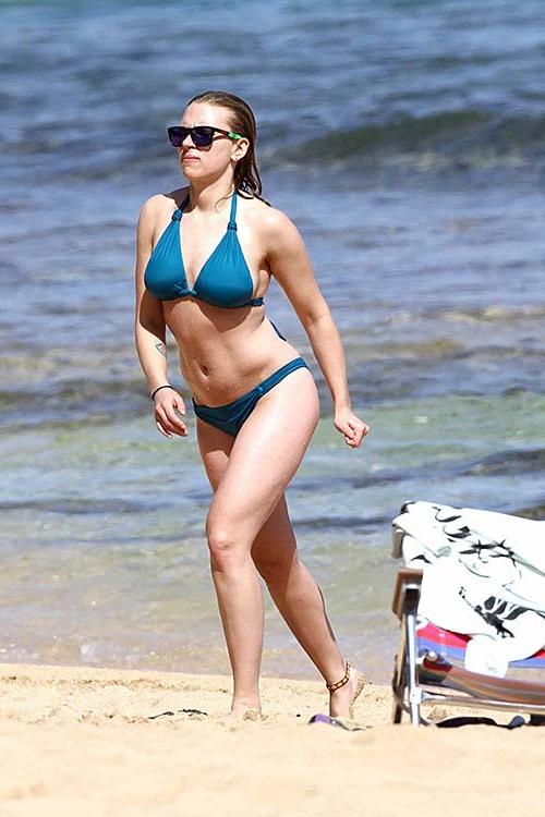 16P Scarlett Johansson caught by paparazzi in blue bikini on beach