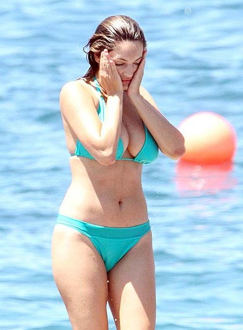 16P Kelly Brook exposing sexy ass and massive boobs in blue bikini