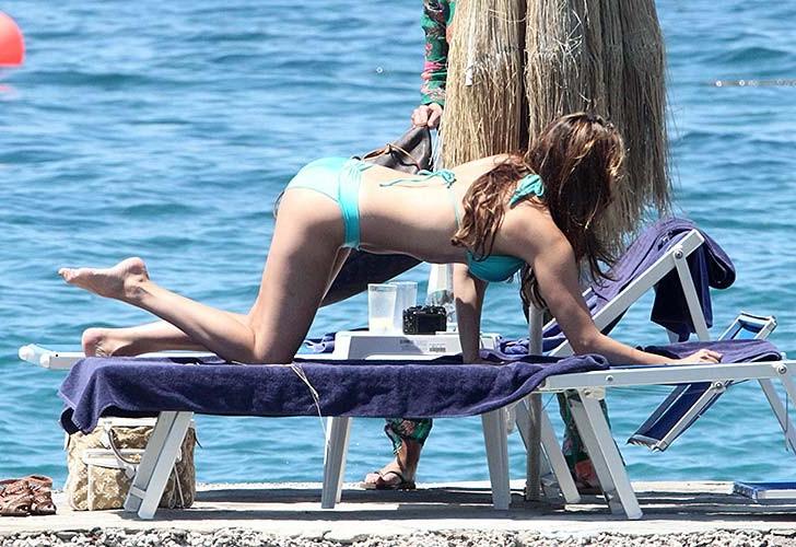 16P Kelly Brook exposing sexy ass and massive boobs in blue bikini