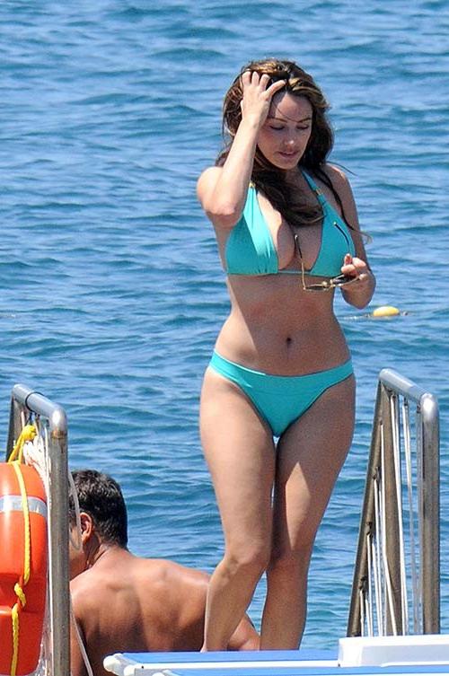 16P Kelly Brook exposing sexy ass and massive boobs in blue bikini