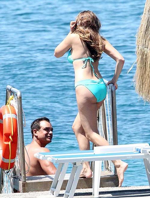 16P Kelly Brook exposing sexy ass and massive boobs in blue bikini