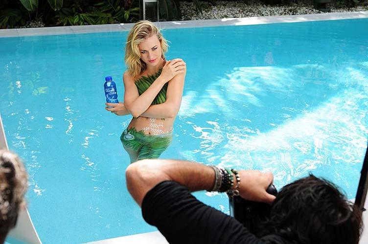 16P Yvonne Strahovski posing nude and painted on some photoshoot