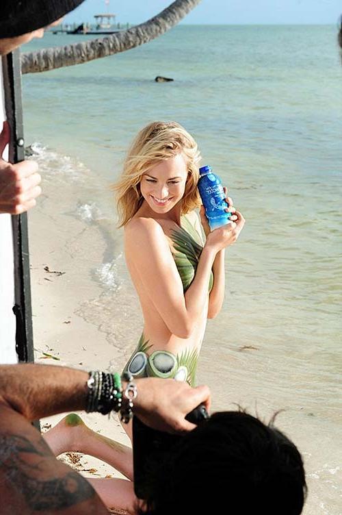 16P Yvonne Strahovski posing nude and painted on some photoshoot