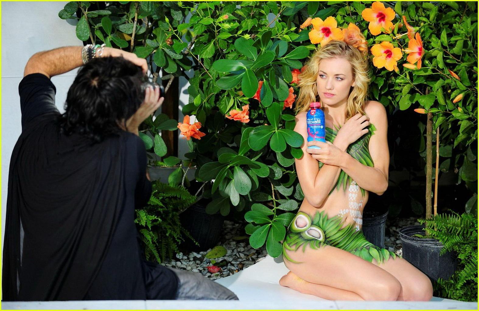 16P Yvonne Strahovski fully nude bodypainted for SOBE photoshoot