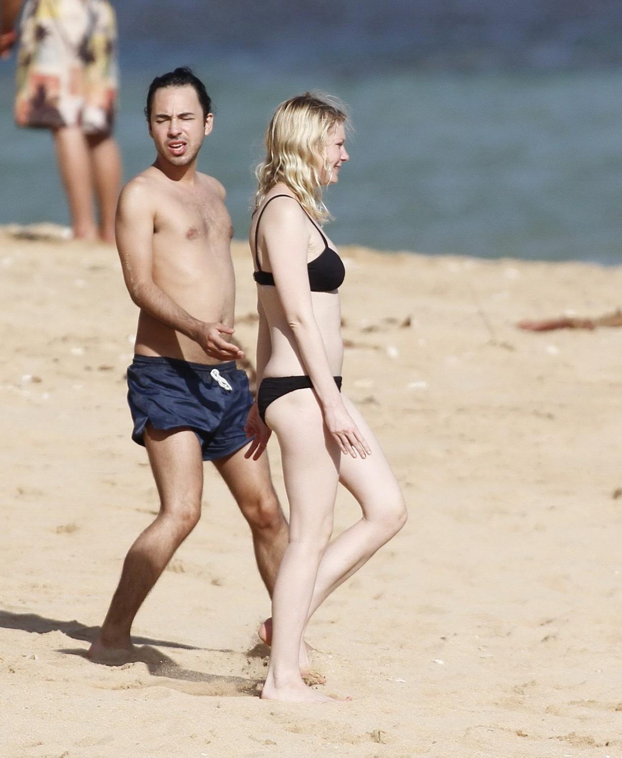 16P Kirsten Dunst showing ass crack in black bikini on a Hawaiian beach
