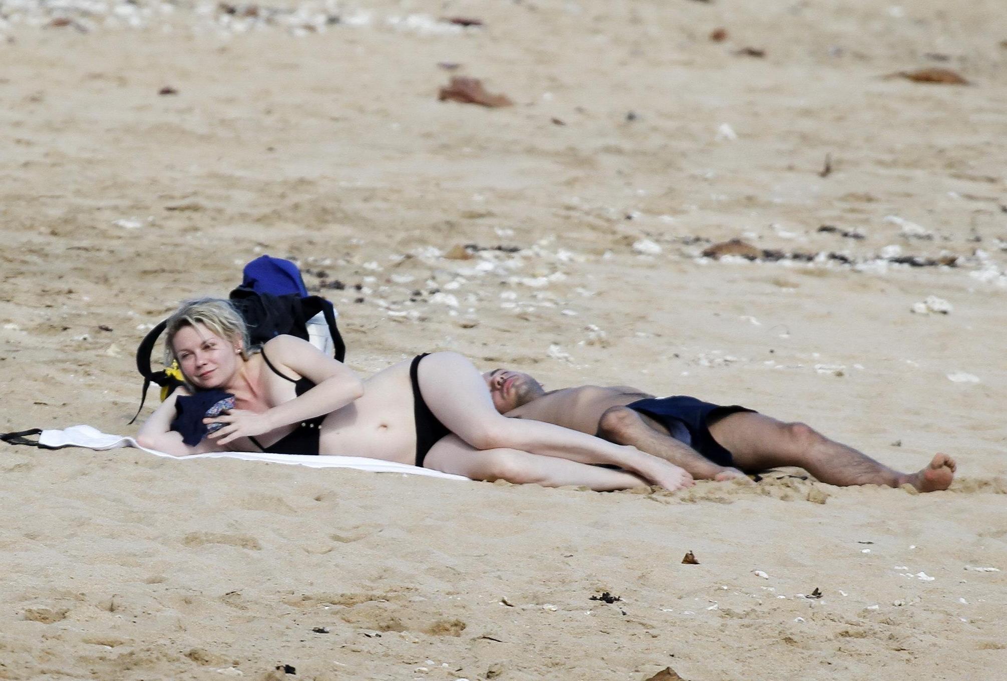 16P Kirsten Dunst showing ass crack in black bikini on a Hawaiian beach