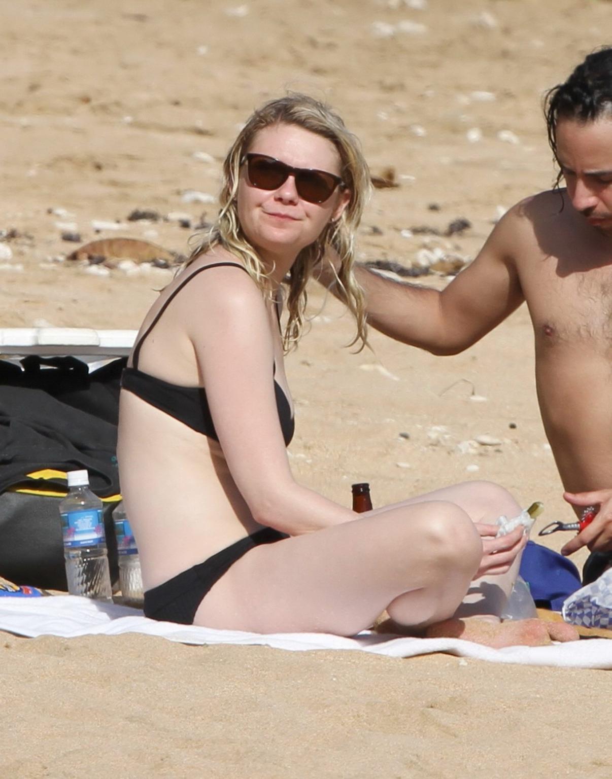 16P Kirsten Dunst showing ass crack in black bikini on a Hawaiian beach