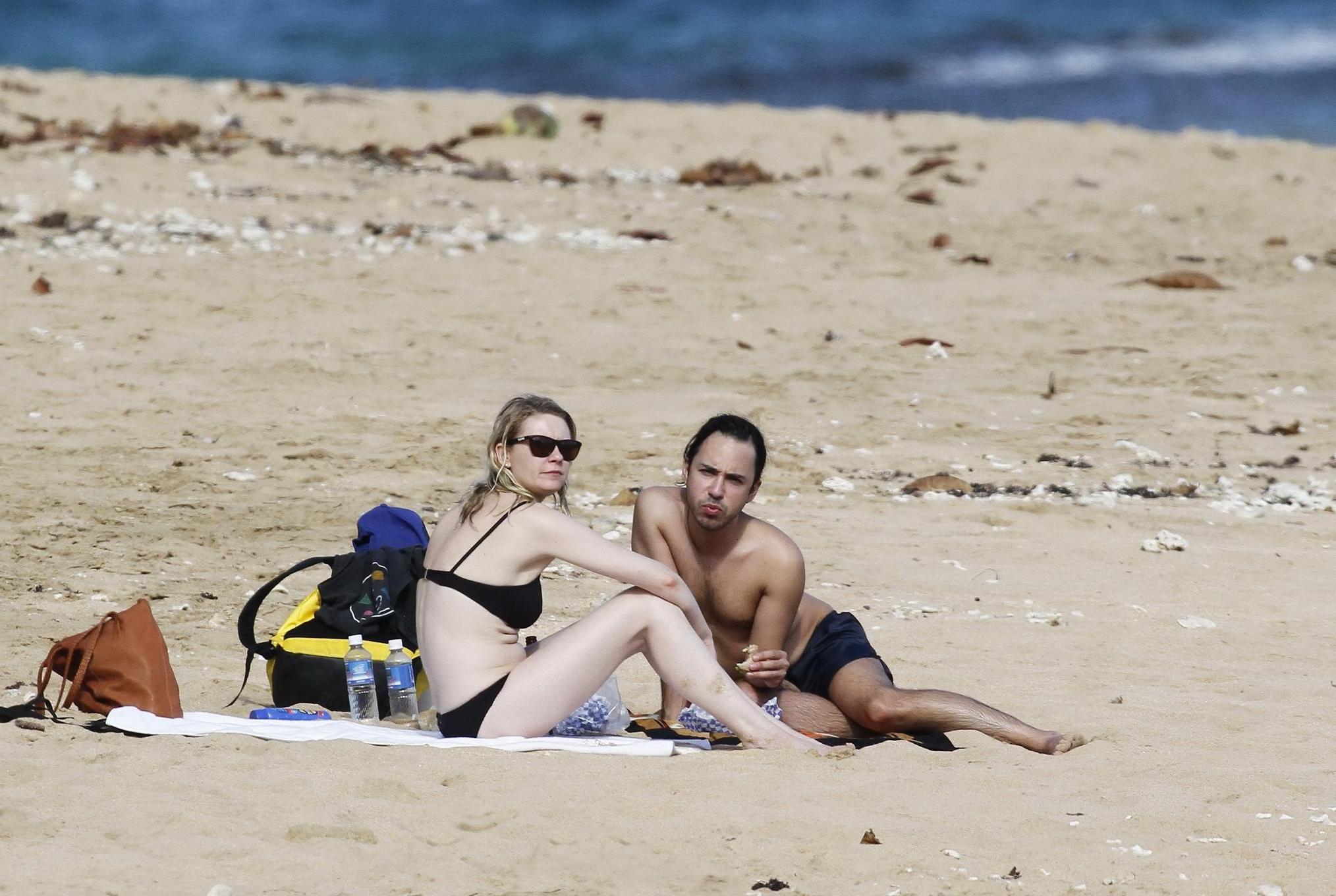 16P Kirsten Dunst showing ass crack in black bikini on a Hawaiian beach
