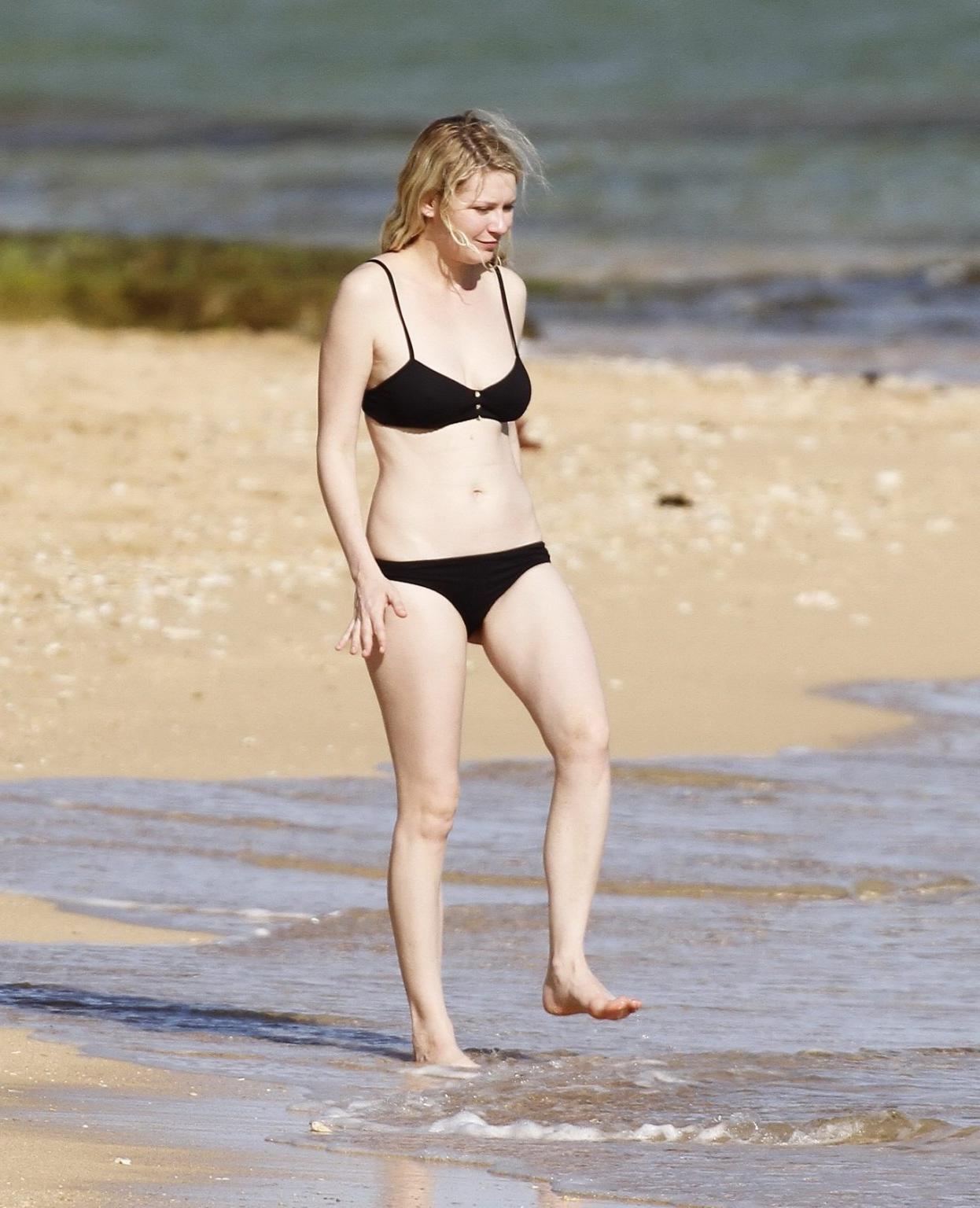 16P Kirsten Dunst showing ass crack in black bikini on a Hawaiian beach
