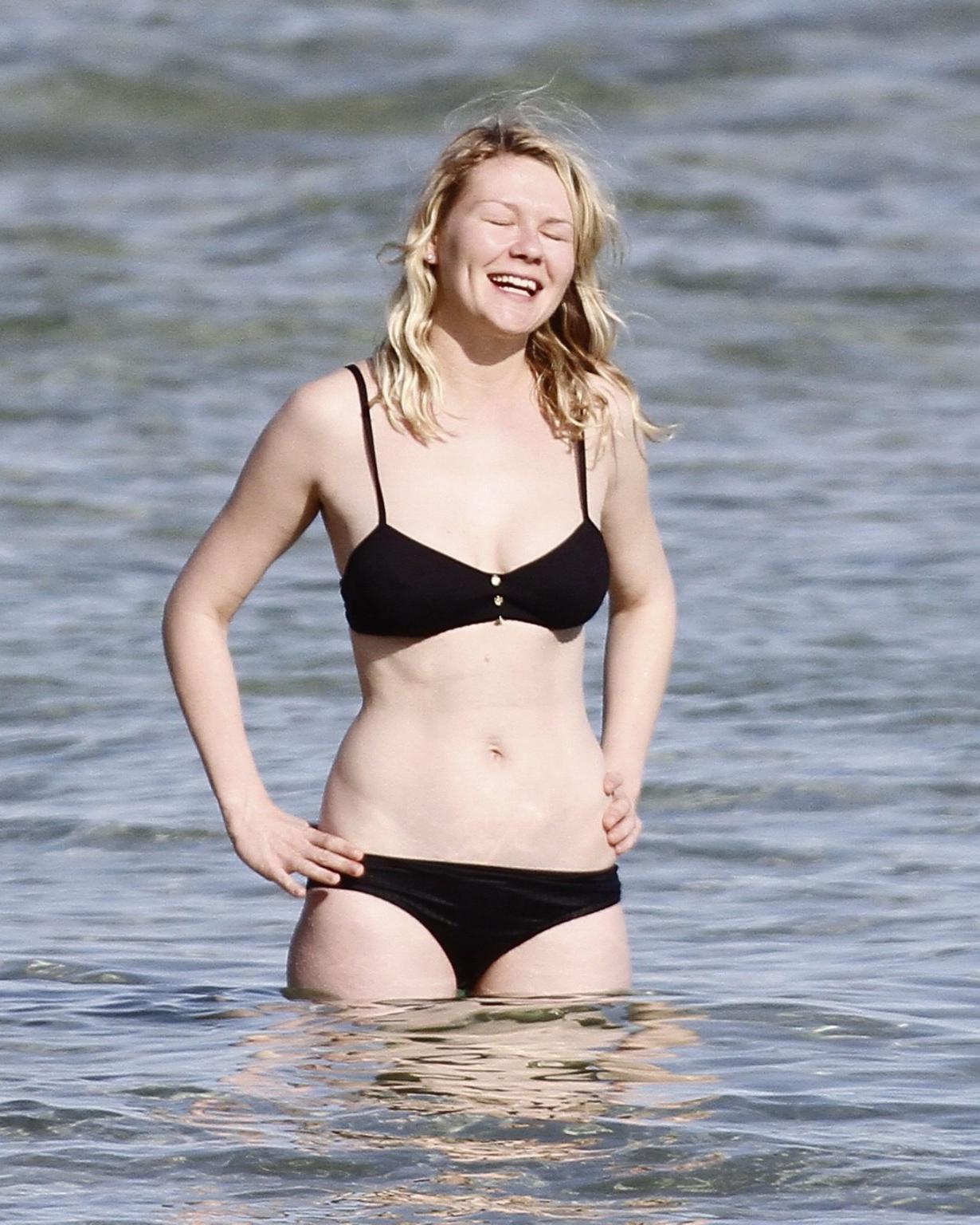 16P Kirsten Dunst showing ass crack in black bikini on a Hawaiian beach