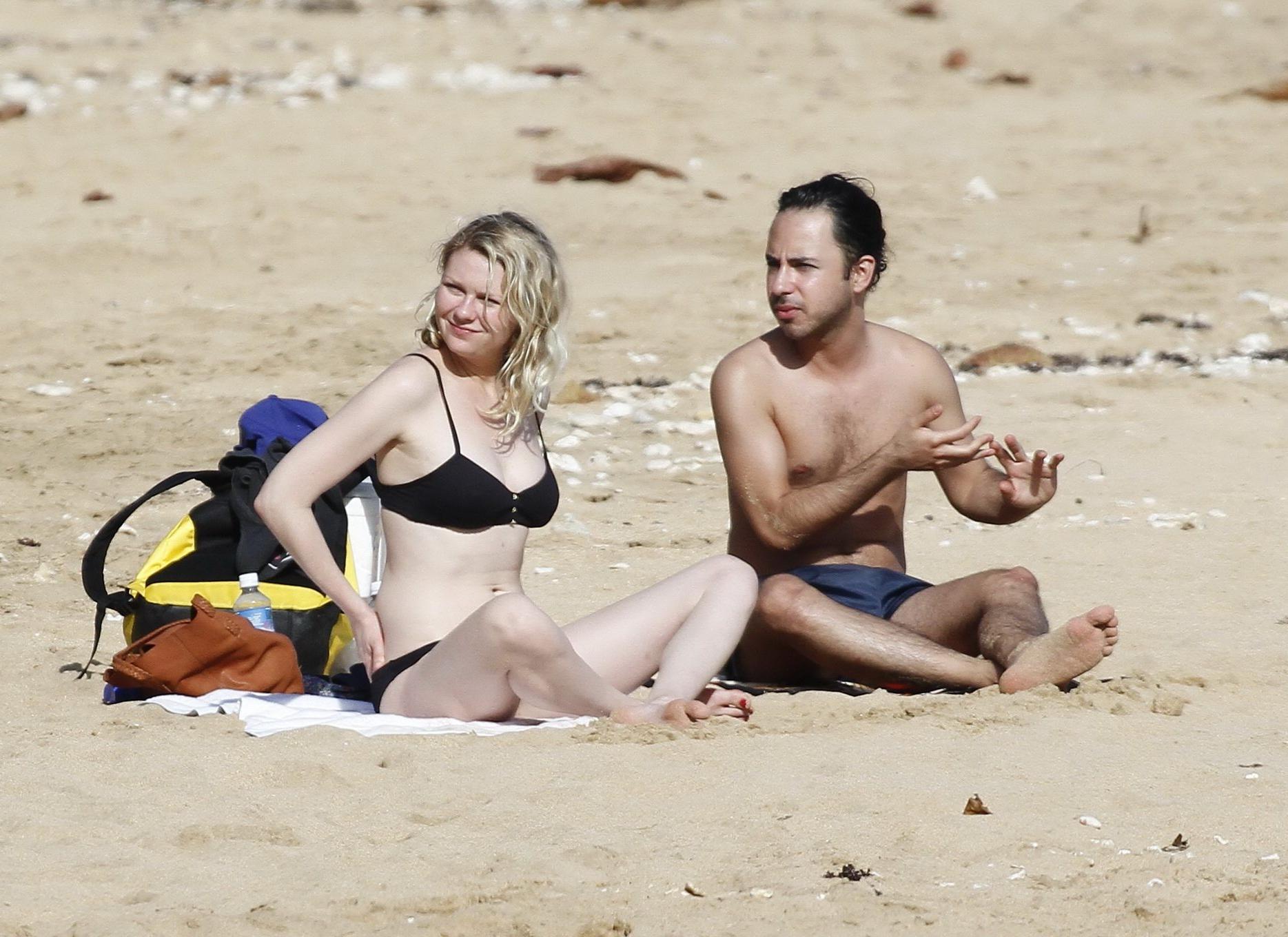 16P Kirsten Dunst showing ass crack in black bikini on a Hawaiian beach