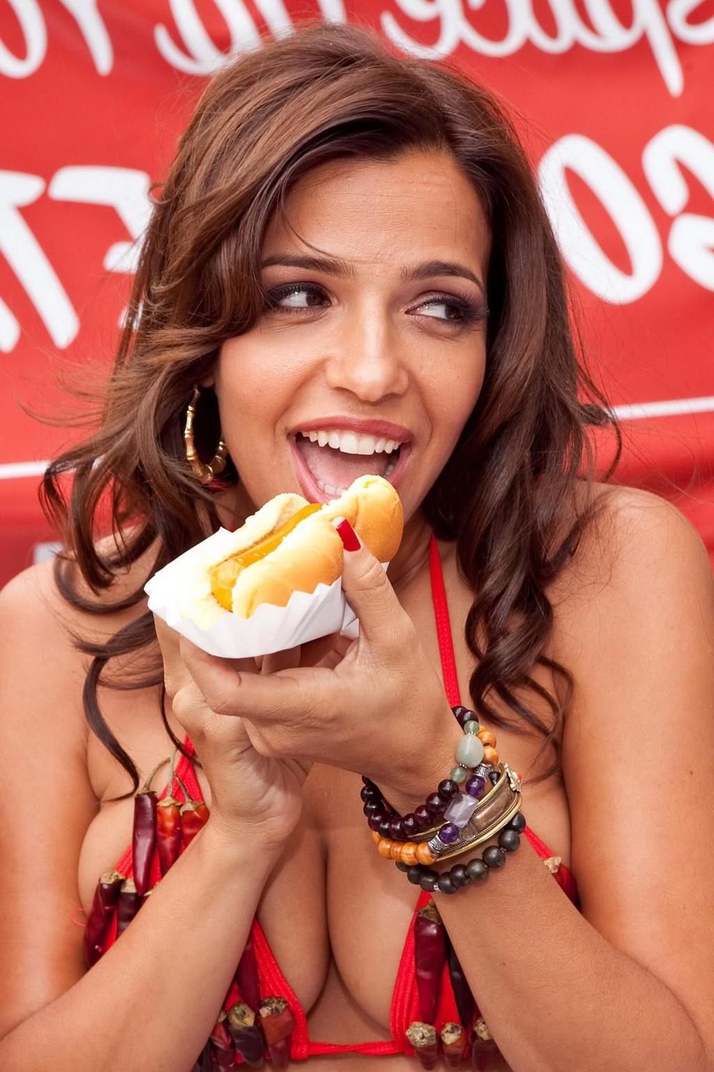 16P Vida Guerra chili hot bikini photoshoot