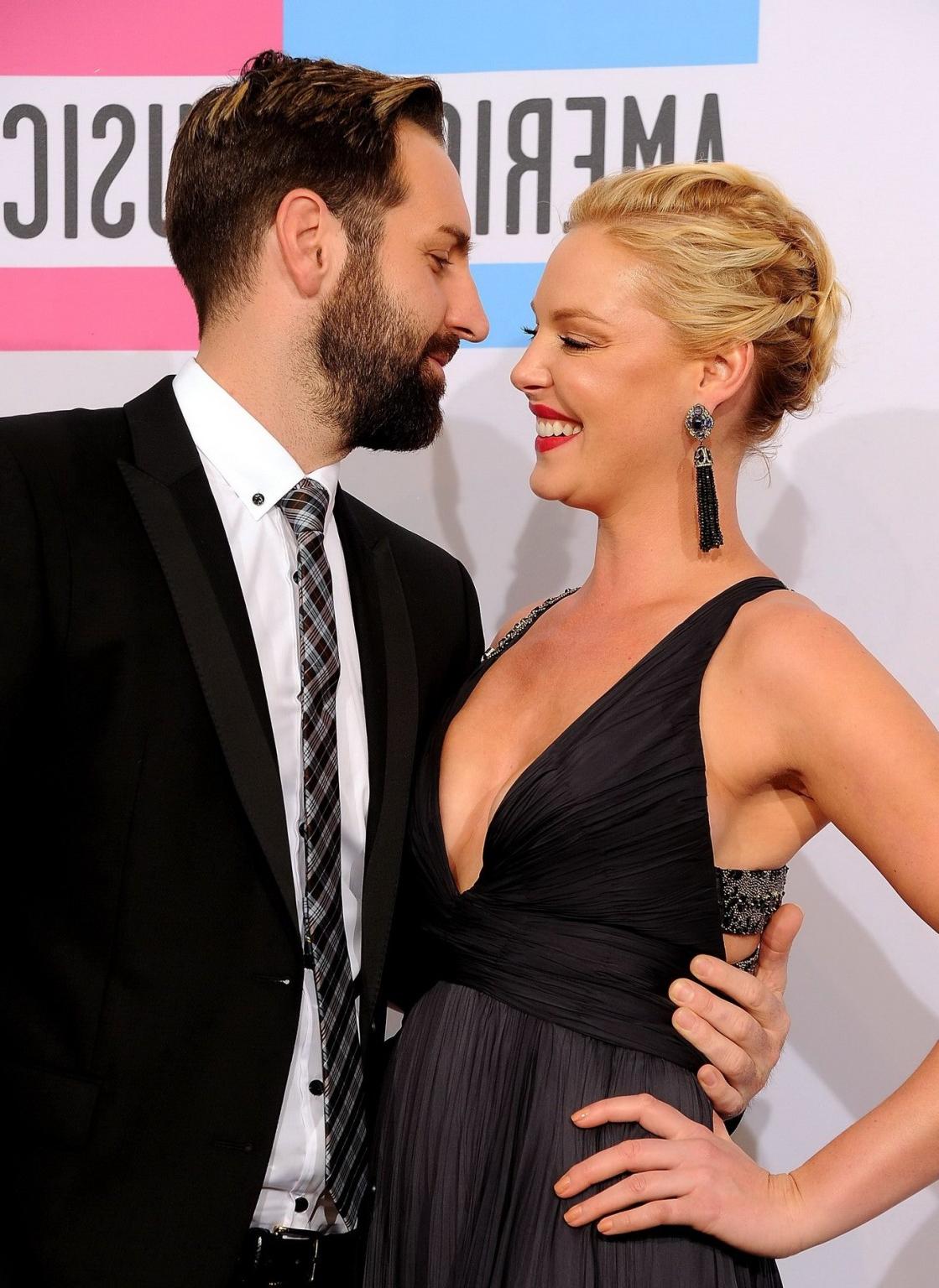 16P Katherine Heigl braless showing side boob at the American Music Awards in LA
