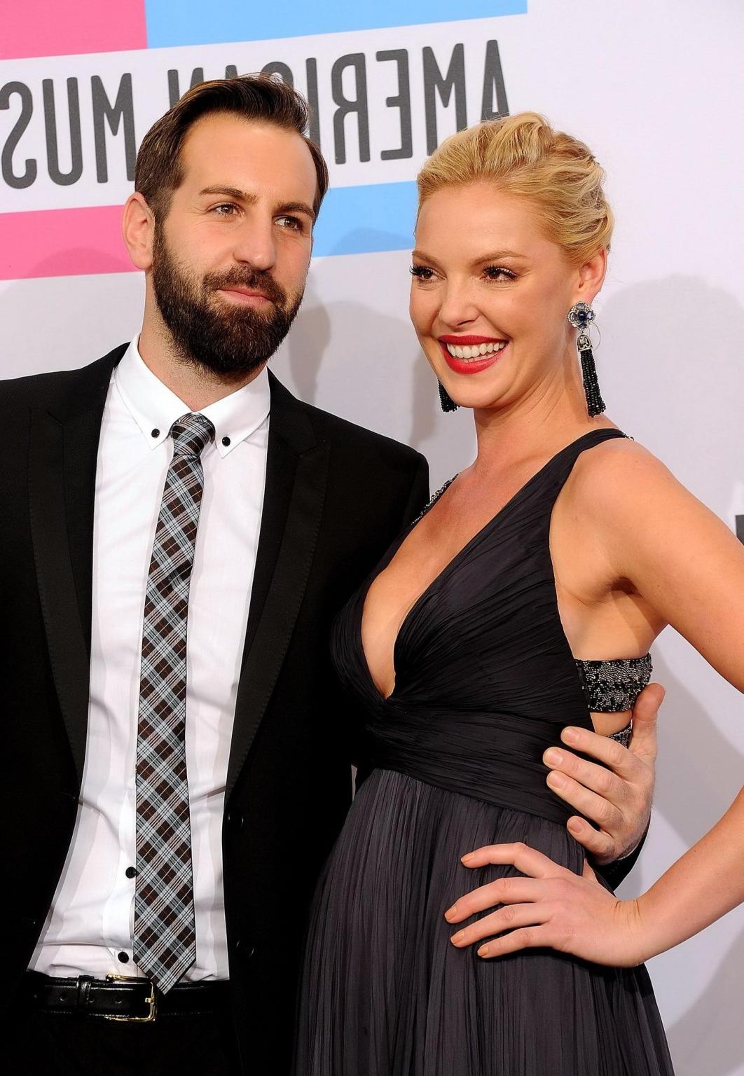 16P Katherine Heigl braless showing side boob at the American Music Awards in LA