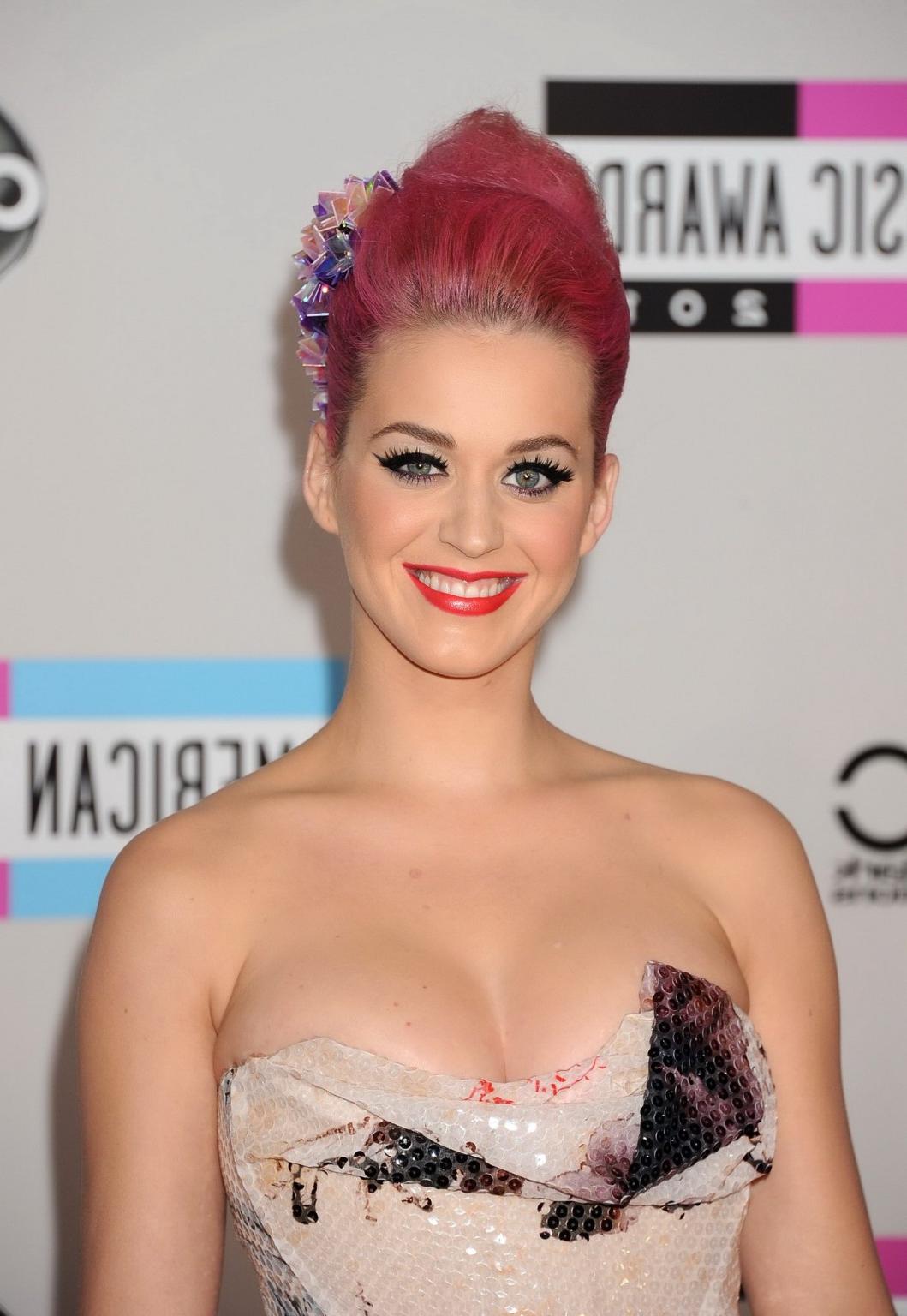 16P Katy Perry showing awesome cleavage at 39th Annual American Music Awards in LA