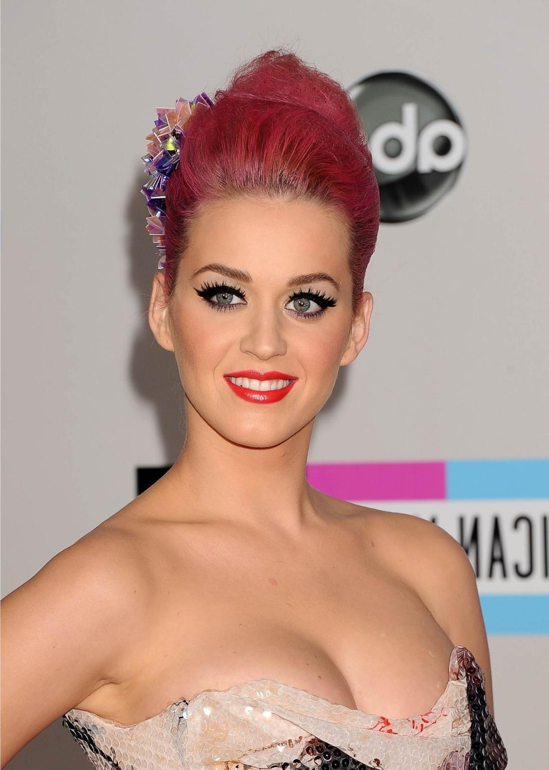 16P Katy Perry showing awesome cleavage at 39th Annual American Music Awards in LA