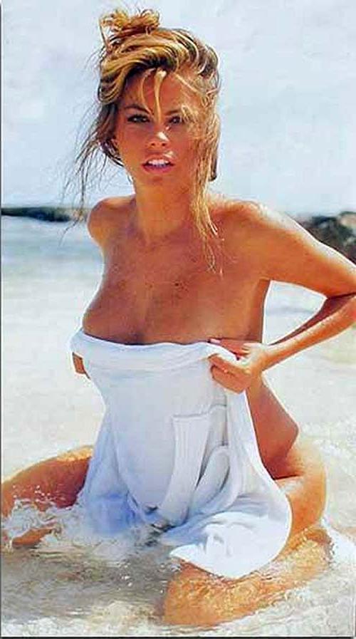 16P Sofia Vergara posing totally nude and exposing massive boobs
