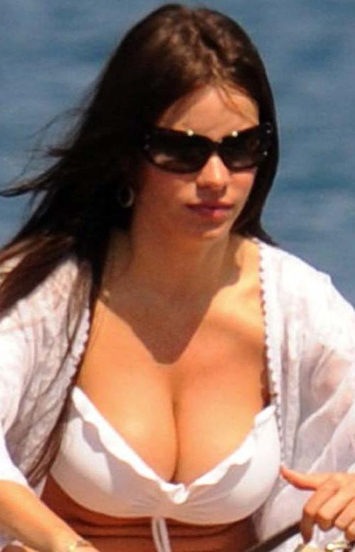 16P Sofia Vergara posing totally nude and exposing massive boobs