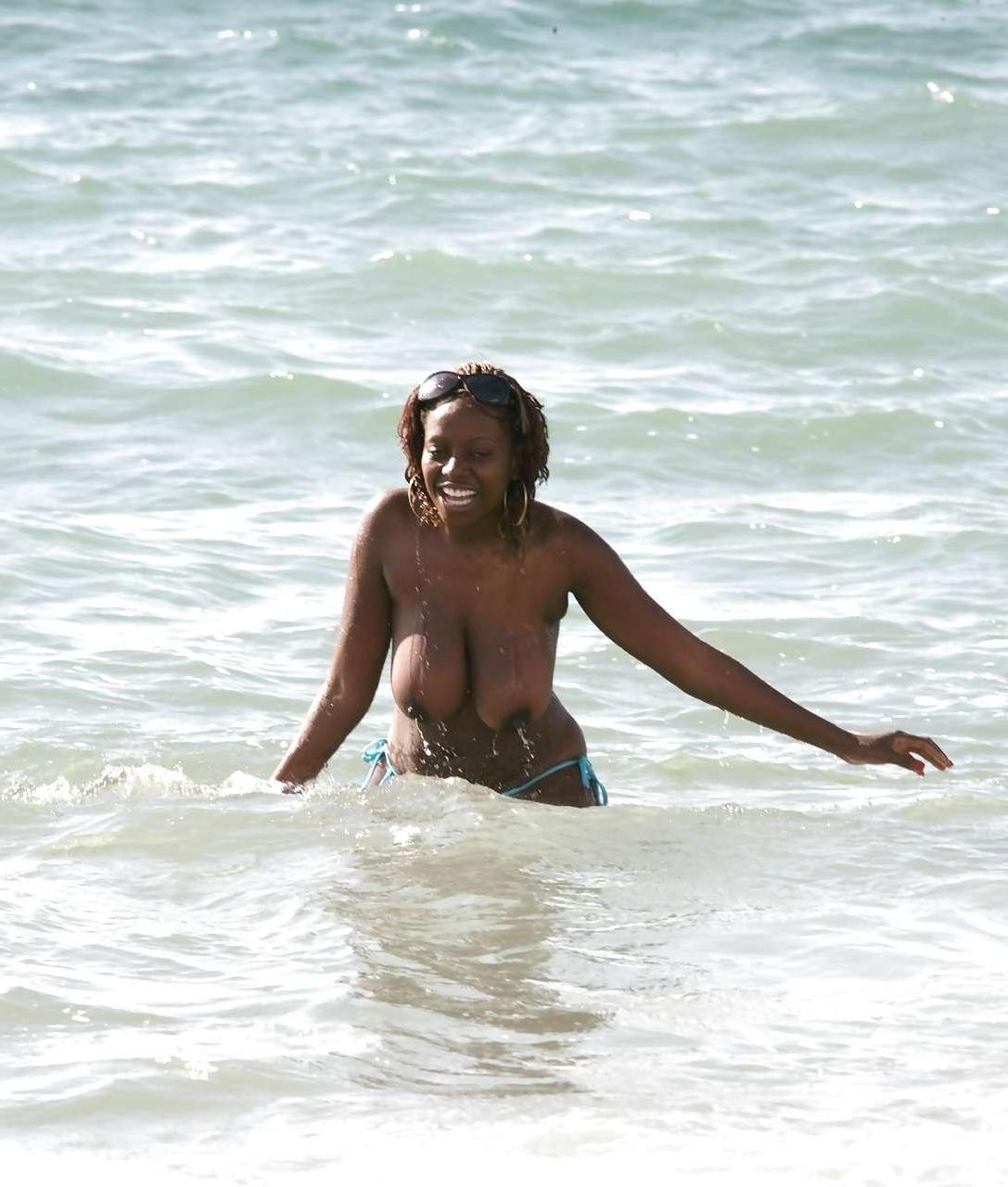 16P Makosi Musambasi showing her huge tits in water paparazzi pictures