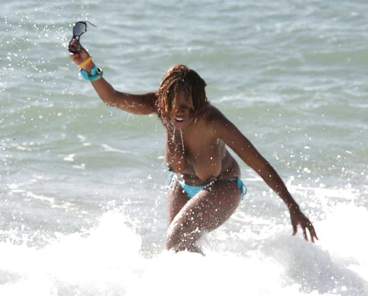 16P Makosi Musambasi showing her huge tits in water paparazzi pictures
