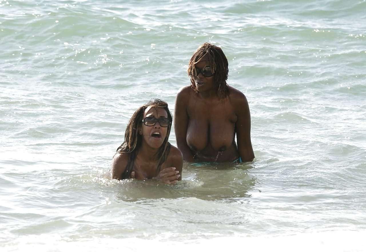 16P Makosi Musambasi showing her huge tits in water paparazzi pictures