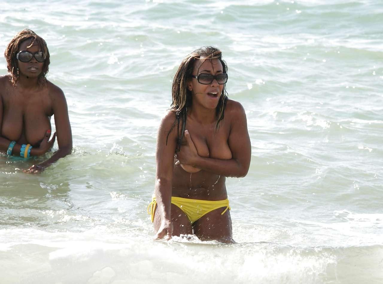 16P Makosi Musambasi showing her huge tits in water paparazzi pictures