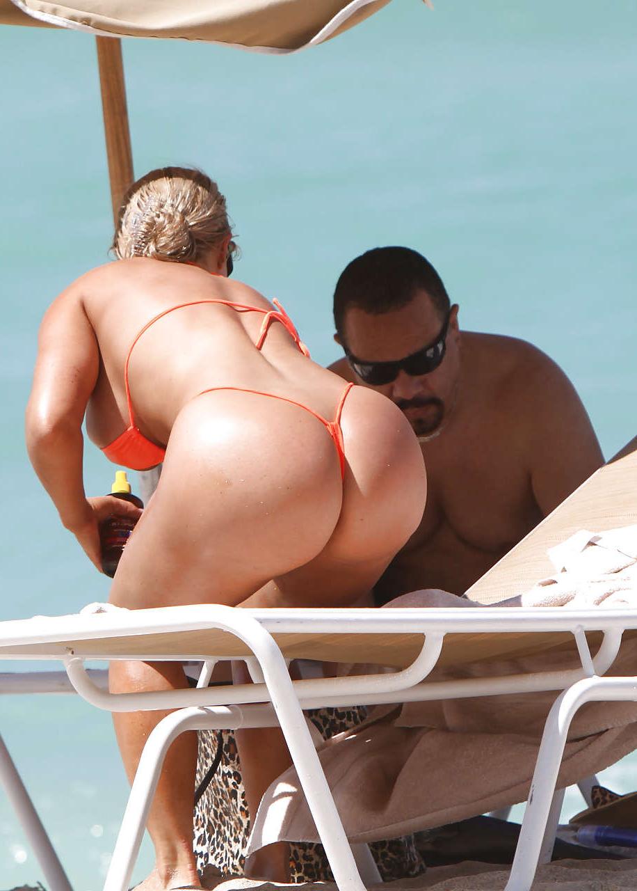 16P Nicole Austin showing her big ass in first plan in leopard print bikini